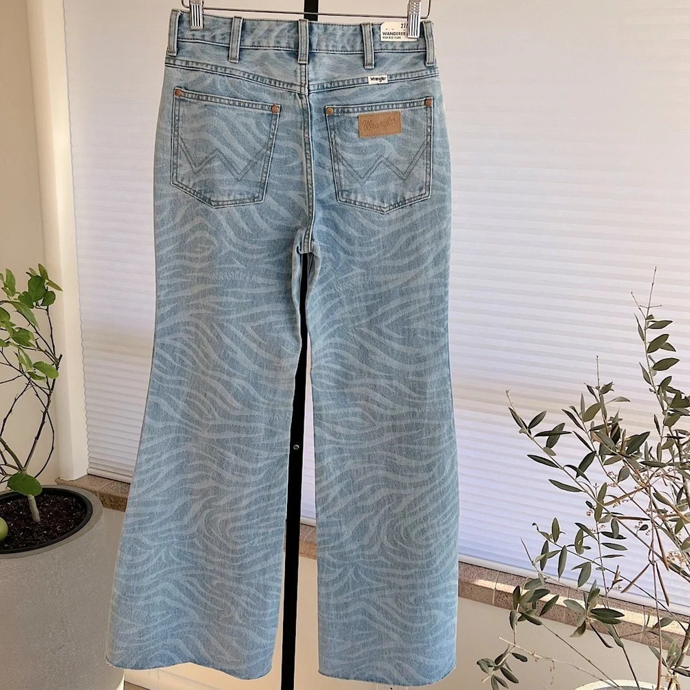 NWT Wrangler Meow Laser Tiger Women’s Wanderer High Rise Flare Jeans - Picture 5 of 10
